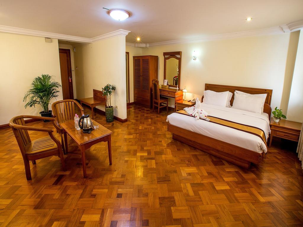 City Hotel Yangon Exterior foto